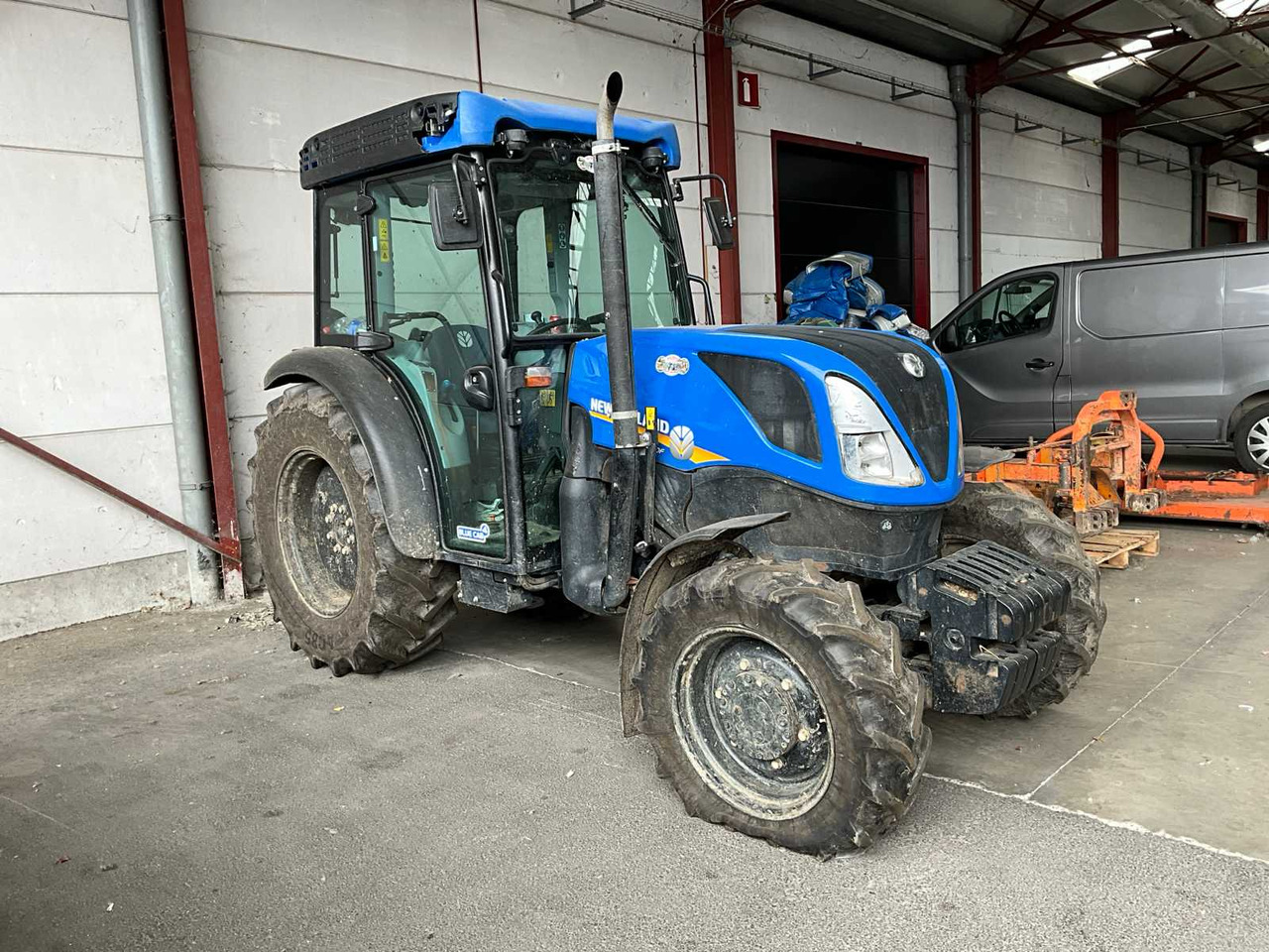 NEW HOLLAND T4.100F CAB - Farm tractor: picture 3 NEW HOLLAND T4.100F CAB - Farm tractor: picture 3