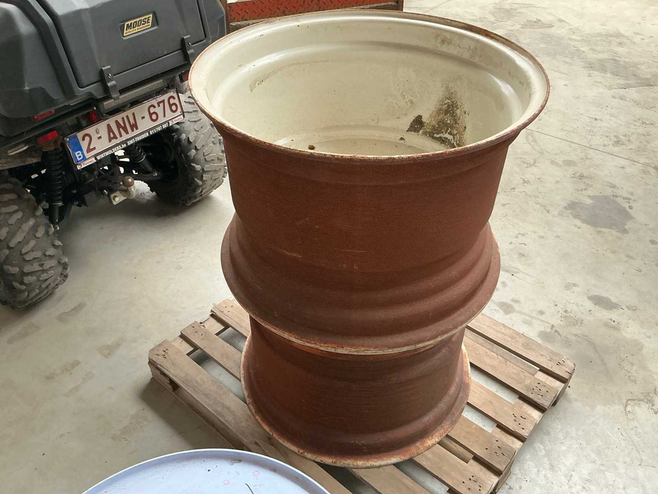 New Holland - Wheels and tires for Farm tractor: picture 2 New Holland - Wheels and tires for Farm tractor: picture 2