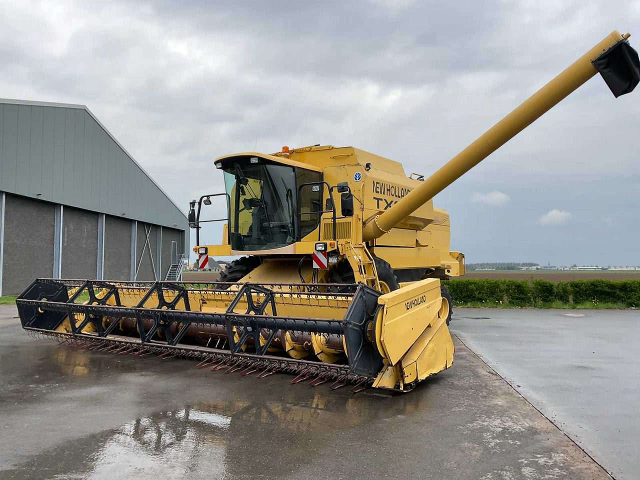 New Holland TX 68 - Combine harvester: picture 1 New Holland TX 68 - Combine harvester: picture 1