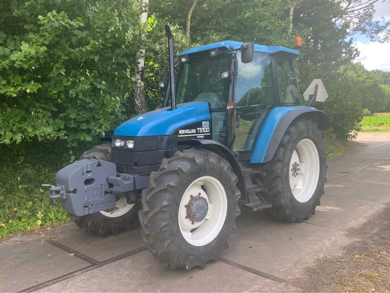 New holland TS-100 - Farm tractor: picture 1 New holland TS-100 - Farm tractor: picture 1