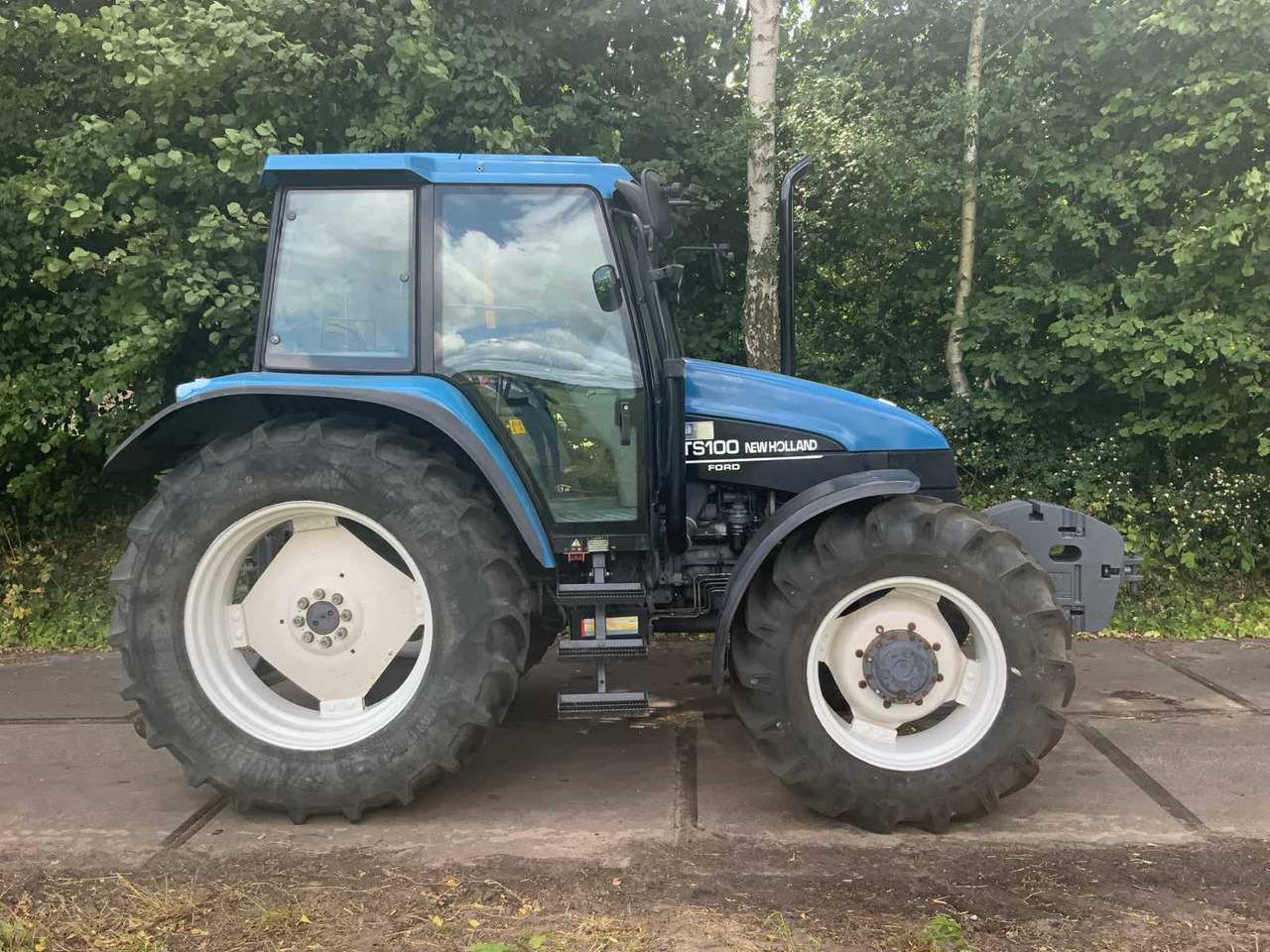New holland TS-100 - Farm tractor: picture 4 New holland TS-100 - Farm tractor: picture 4