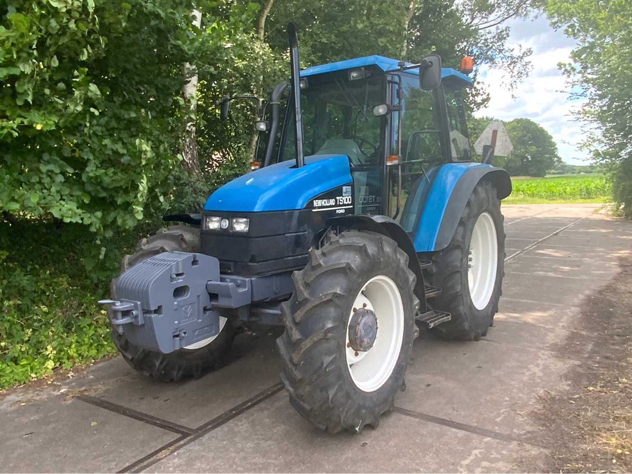 New holland TS-100 - Farm tractor: picture 3 New holland TS-100 - Farm tractor: picture 3