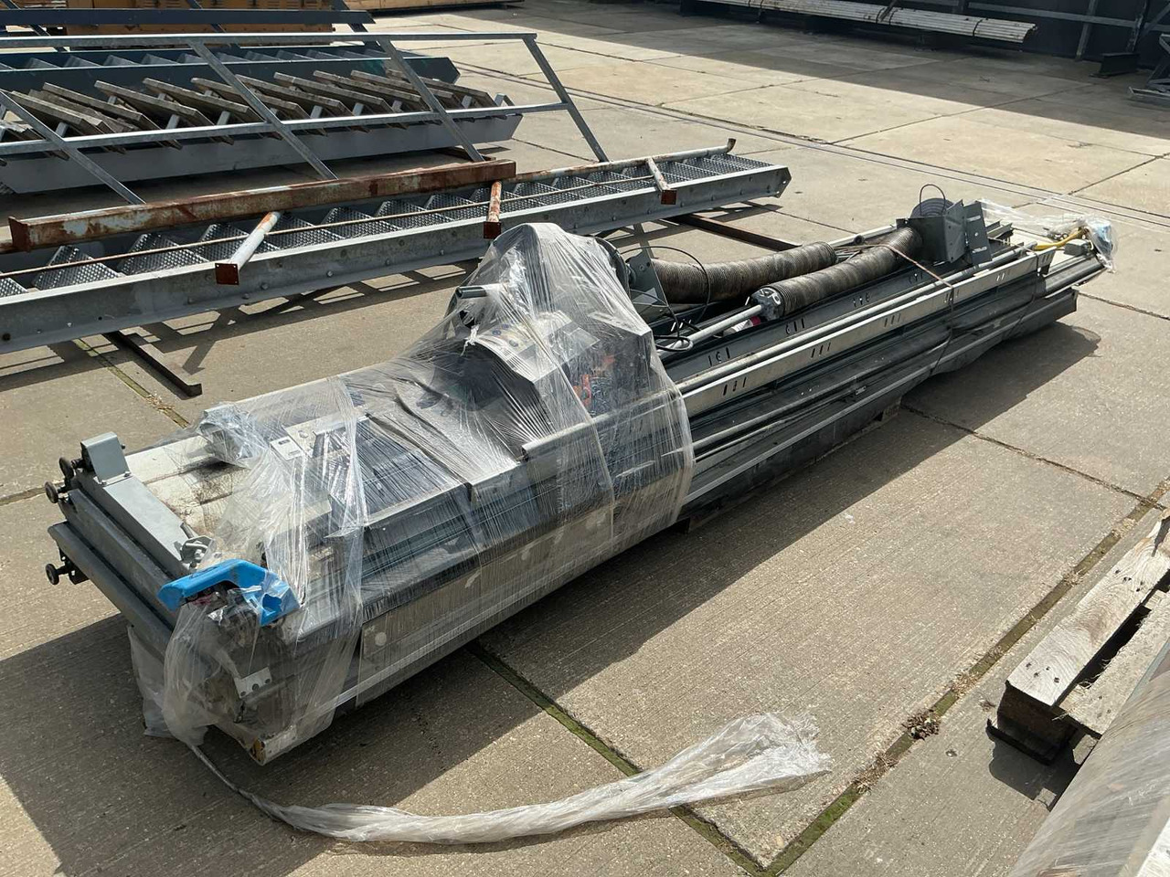Overhead door - Construction equipment: picture 1 Overhead door - Construction equipment: picture 1