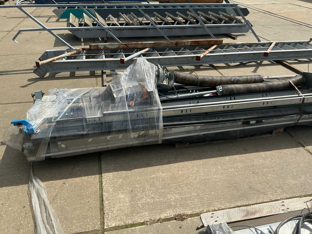 Overhead door - Construction equipment: picture 2 Overhead door - Construction equipment: picture 2