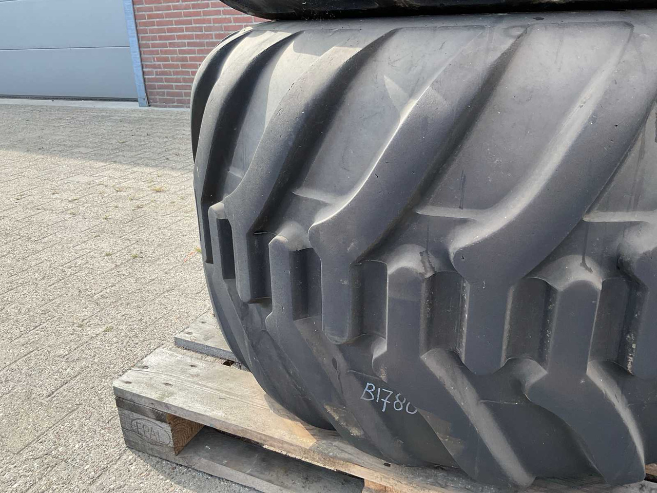 Trelleborg Twin 423 - Wheels and tires for Farm tractor: picture 3 Trelleborg Twin 423 - Wheels and tires for Farm tractor: picture 3