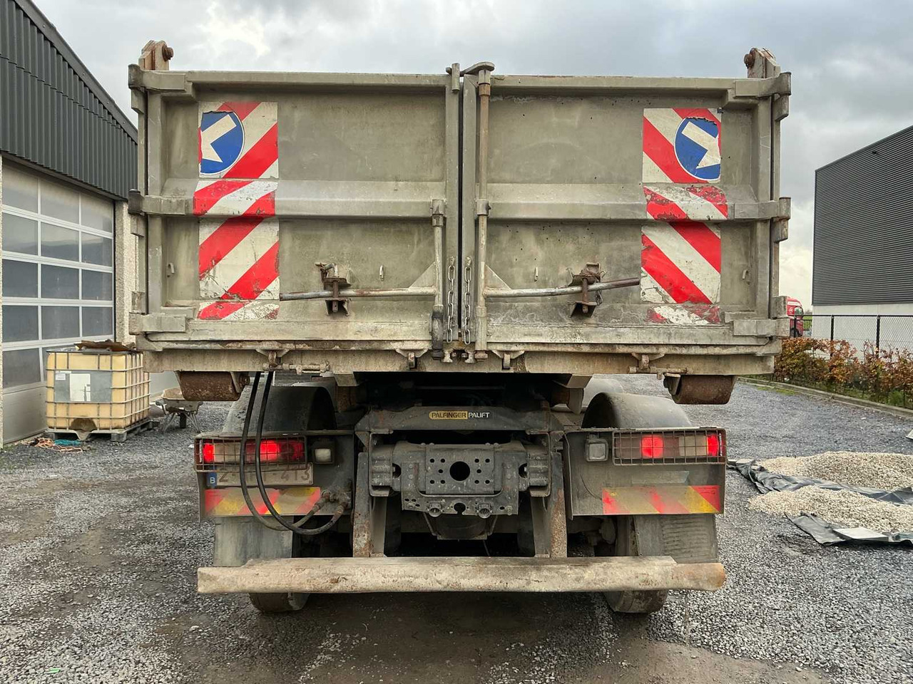 2011 RENAULT KERAX 460 TRIDEM TRUCK WITH CRANE AND CONTAINER - Truck: picture 5 2011 RENAULT KERAX 460 TRIDEM TRUCK WITH CRANE AND CONTAINER - Truck: picture 5