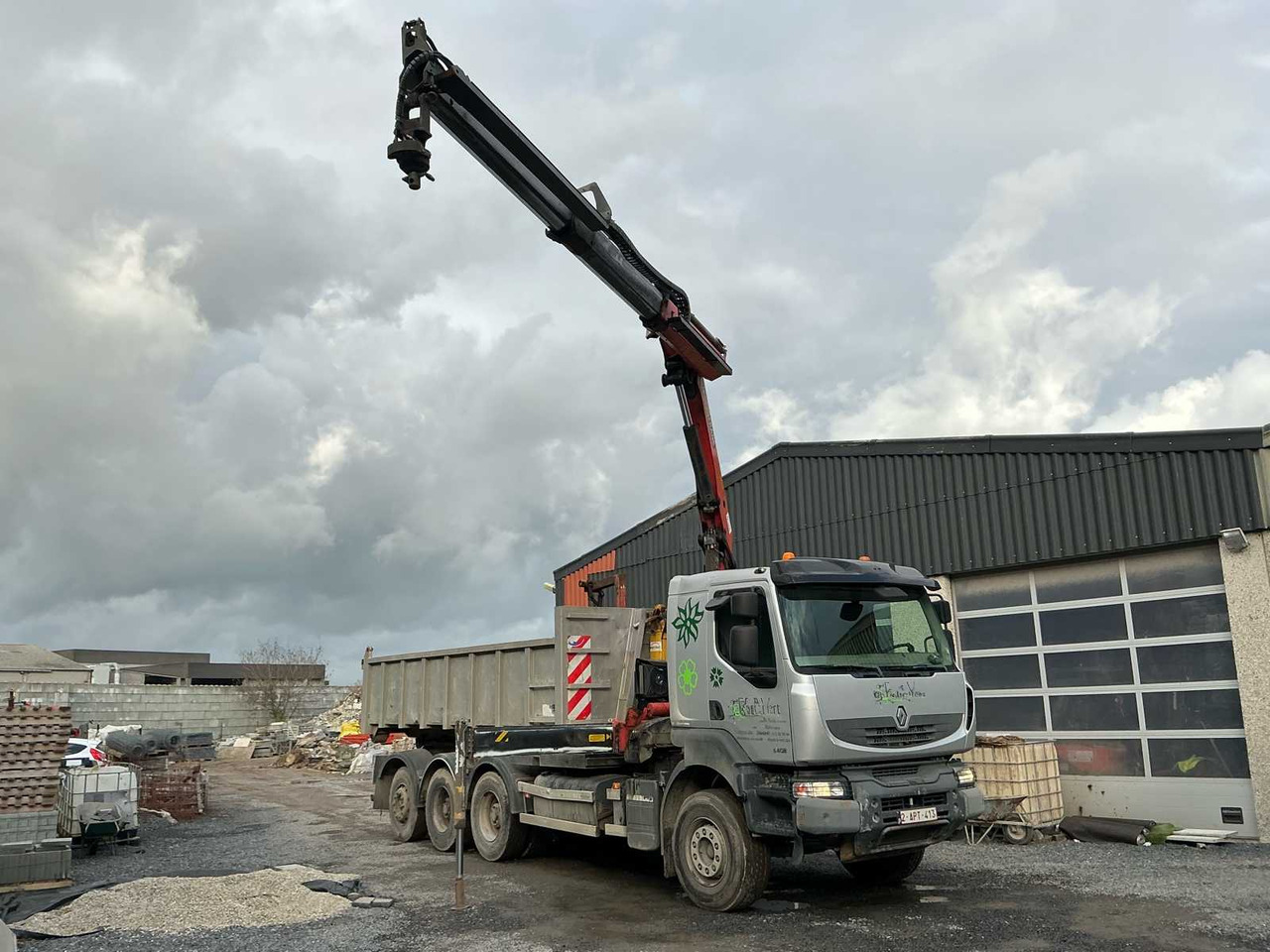 2011 RENAULT KERAX 460 TRIDEM TRUCK WITH CRANE AND CONTAINER - Truck: picture 2 2011 RENAULT KERAX 460 TRIDEM TRUCK WITH CRANE AND CONTAINER - Truck: picture 2