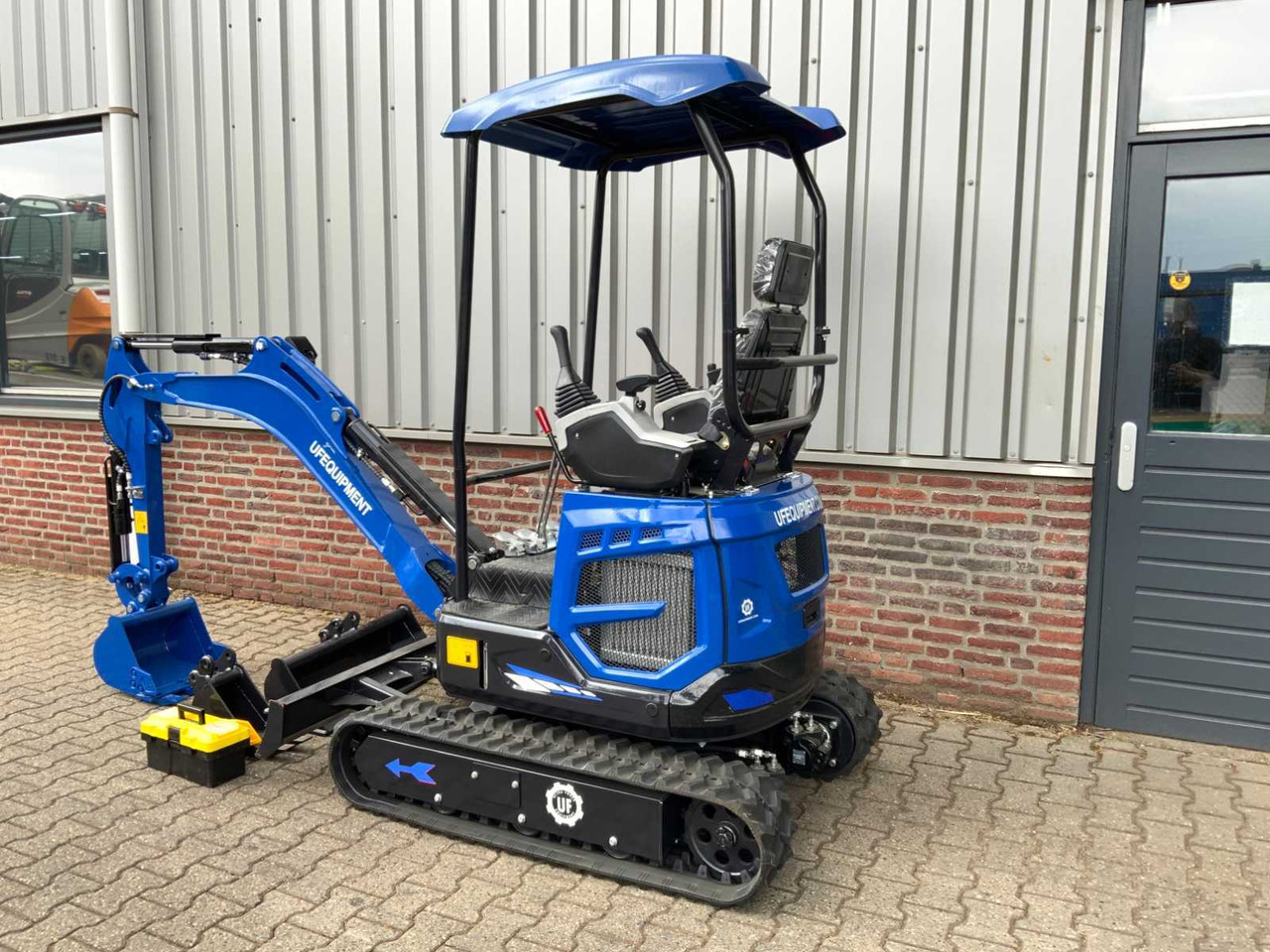 UF Equipment NM-18 - Mini excavator: picture 3 UF Equipment NM-18 - Mini excavator: picture 3
