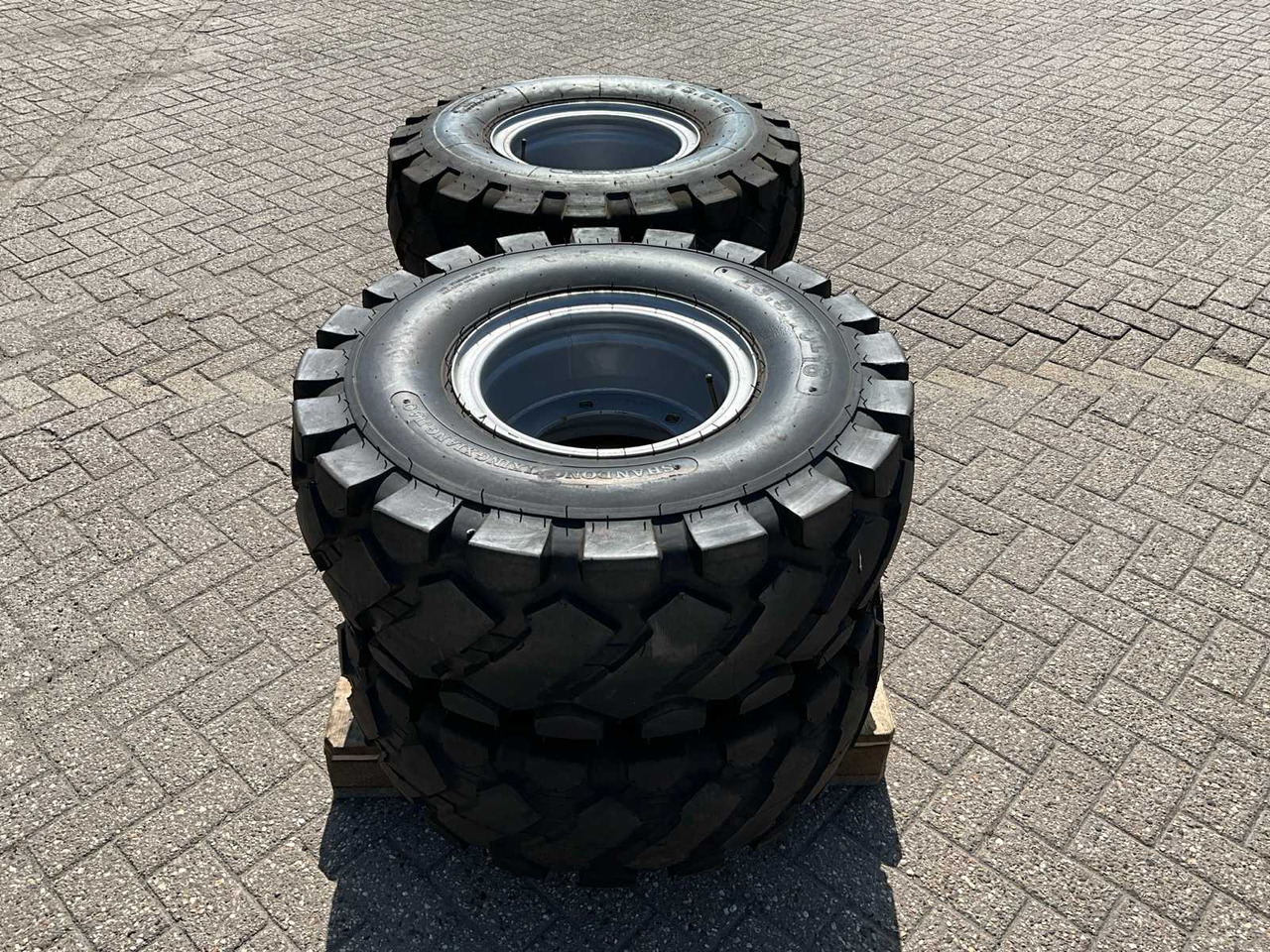 "Unused" 23.5-16 Wheels Set - Wheels and tires for Farm tractor: picture 4 "Unused" 23.5-16 Wheels Set - Wheels and tires for Farm tractor: picture 4