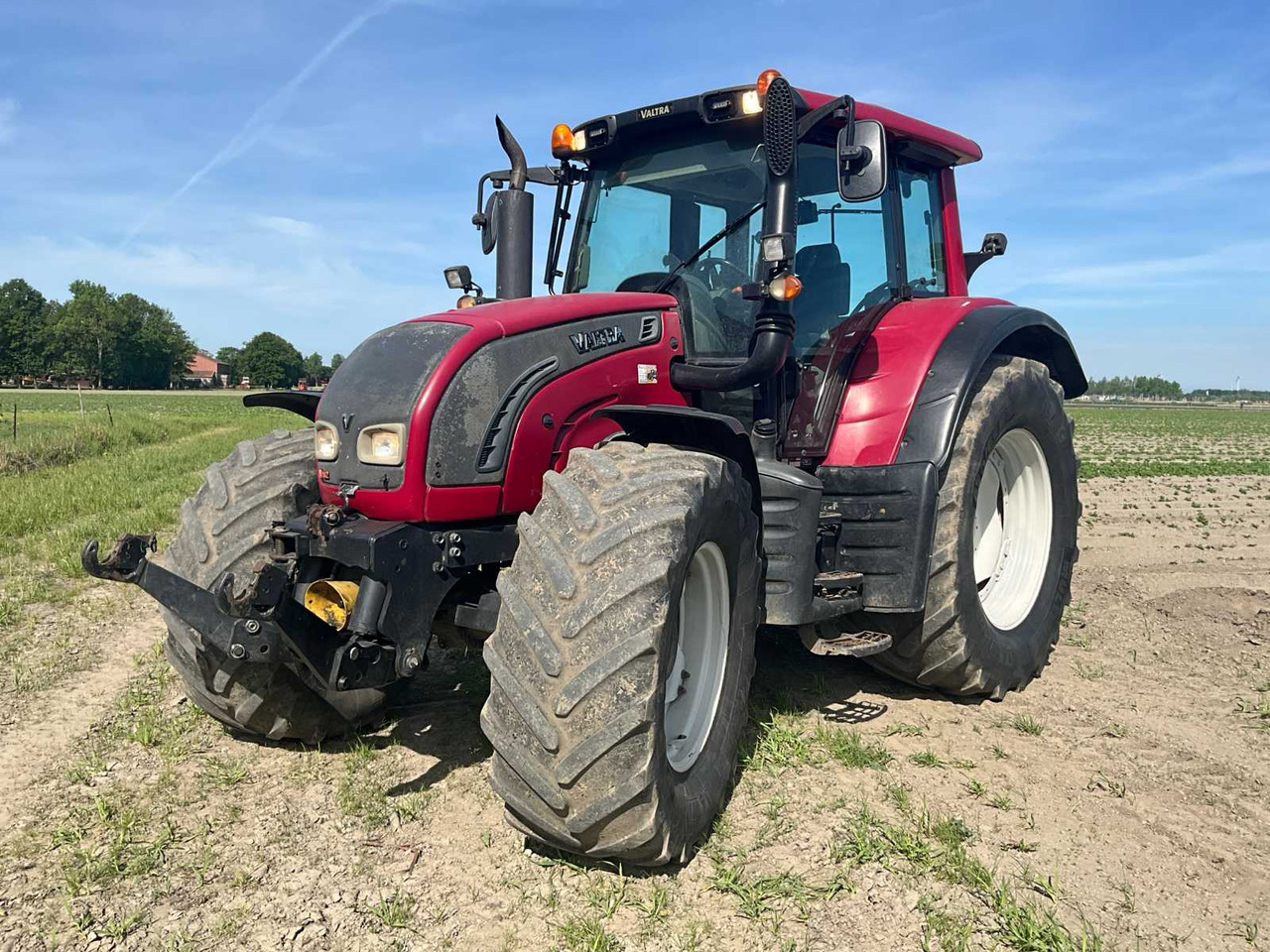 Valtra N142 - Farm tractor: picture 2 Valtra N142 - Farm tractor: picture 2