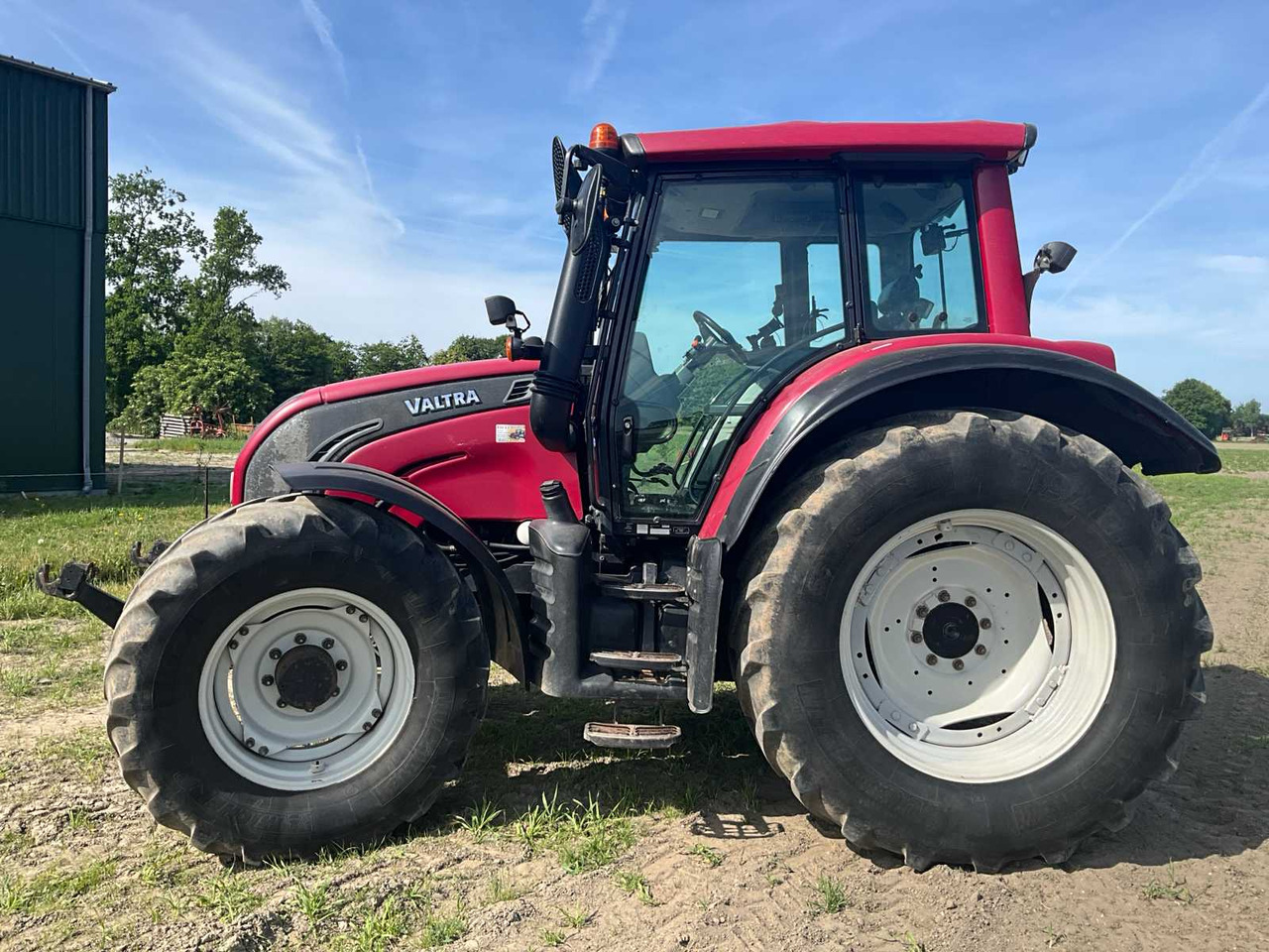 Valtra N142 - Farm tractor: picture 5 Valtra N142 - Farm tractor: picture 5