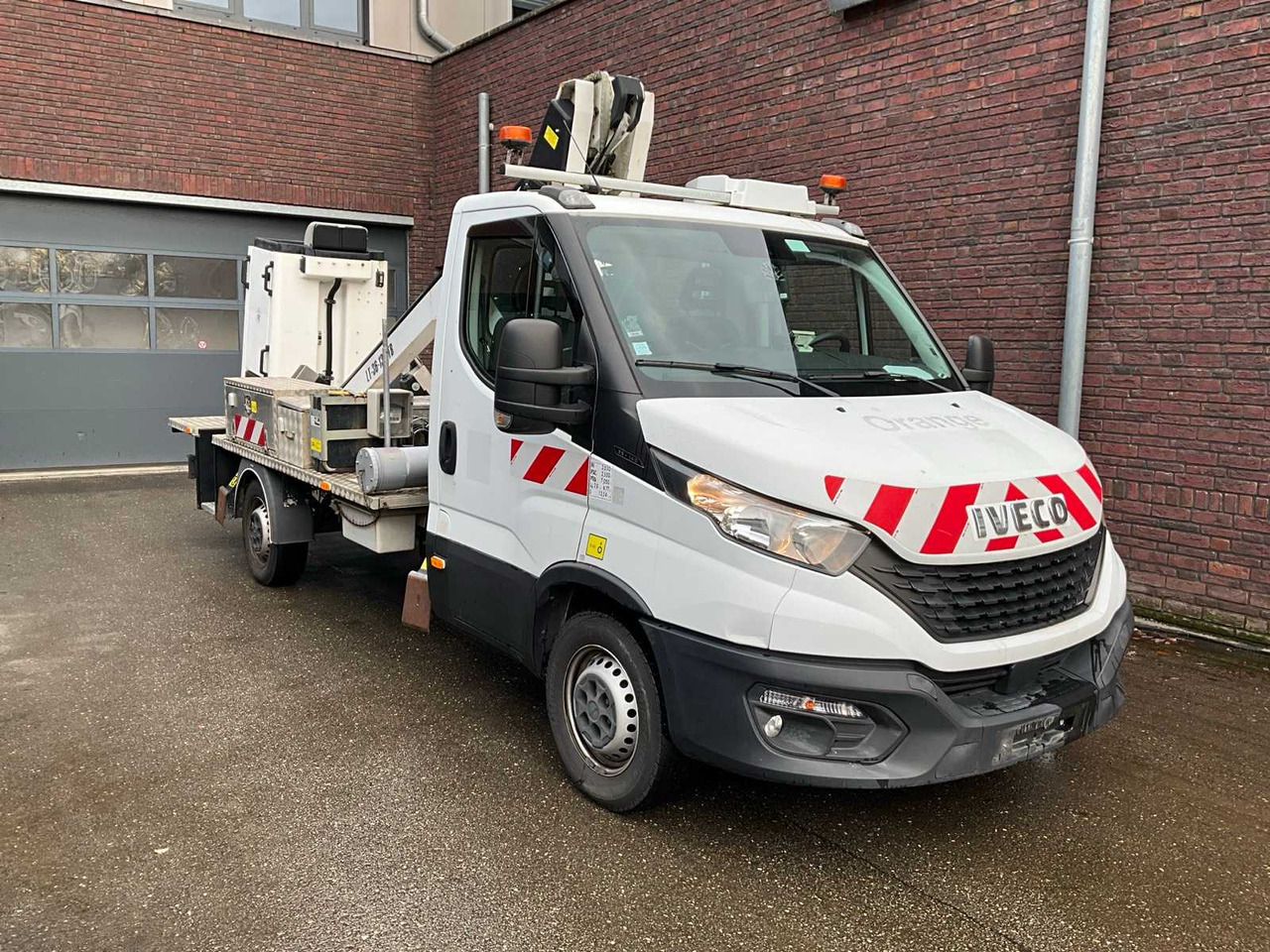 IVECO DAILY 35S14 AERIAL PLATFORM - COMMERCIAL VEHICLE (DAMAGE) - Van: picture 3 IVECO DAILY 35S14 AERIAL PLATFORM - COMMERCIAL VEHICLE (DAMAGE) - Van: picture 3