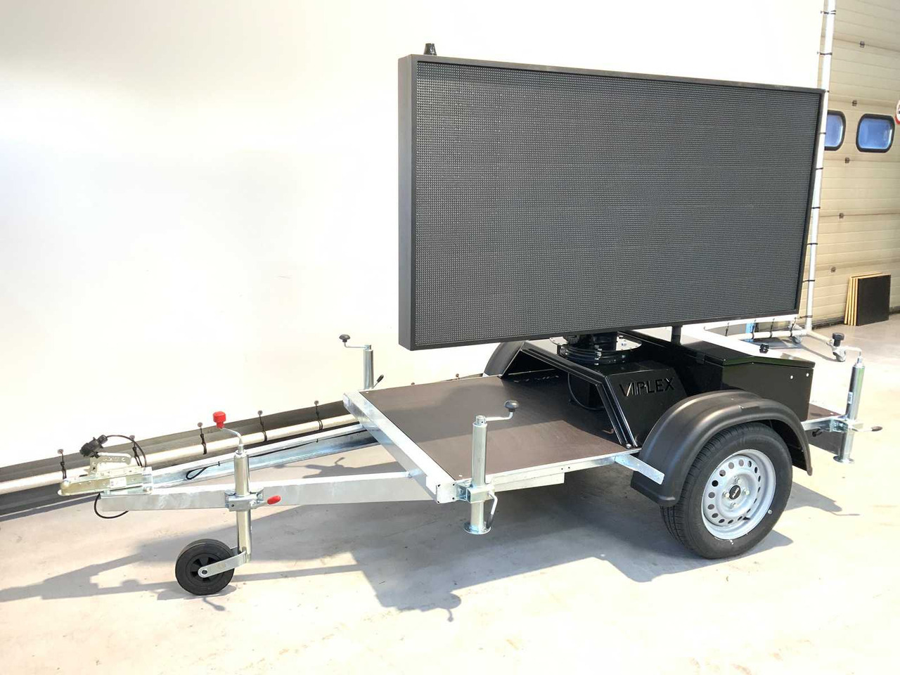 Viplex tekstkar P8 ledscherm op aanhangwagen - Construction equipment, Trailer: picture 1 Viplex tekstkar P8 ledscherm op aanhangwagen - Construction equipment, Trailer: picture 1