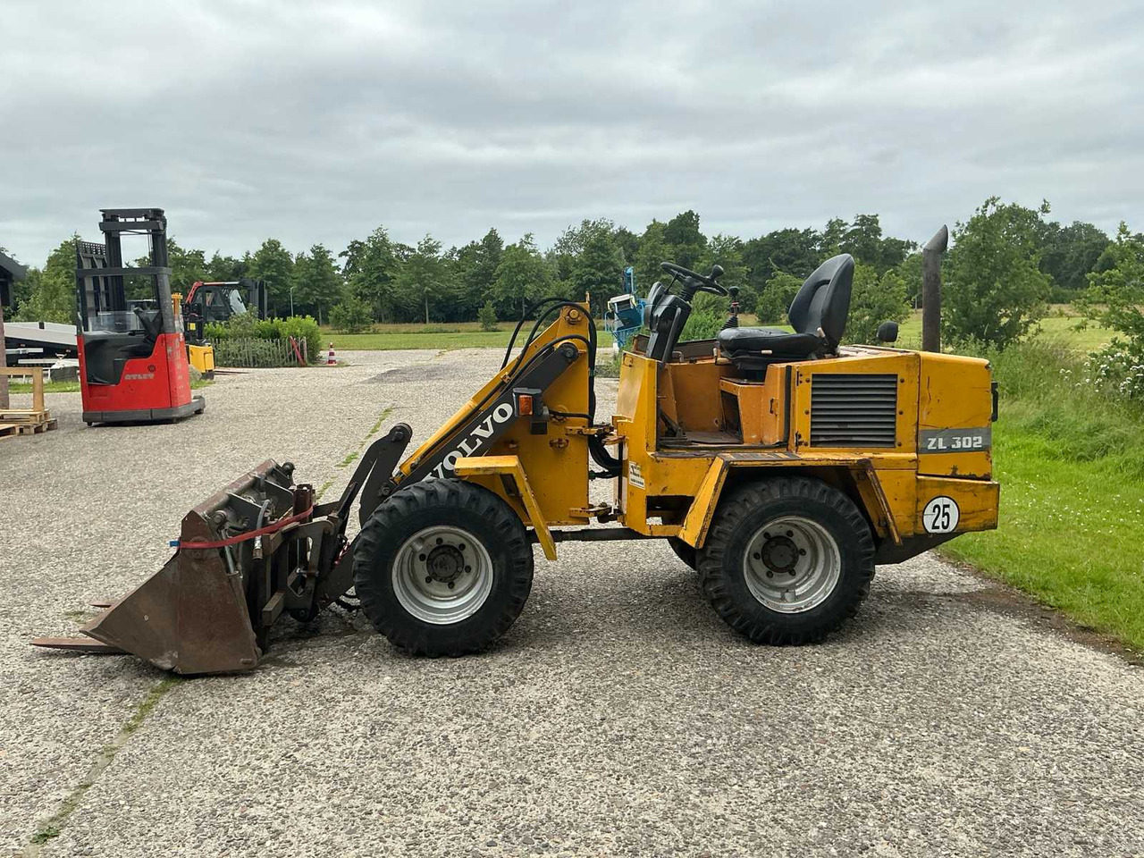 Volvo ZL302 - Wheel loader: picture 4 Volvo ZL302 - Wheel loader: picture 4