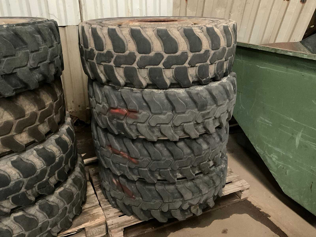 WHEELED EXCAVATOR TIRES (4X) - Wheel excavator: picture 1 WHEELED EXCAVATOR TIRES (4X) - Wheel excavator: picture 1