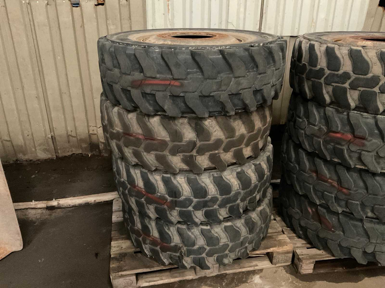 WHEELED EXCAVATOR TIRES (4X) - Wheel excavator: picture 1 WHEELED EXCAVATOR TIRES (4X) - Wheel excavator: picture 1