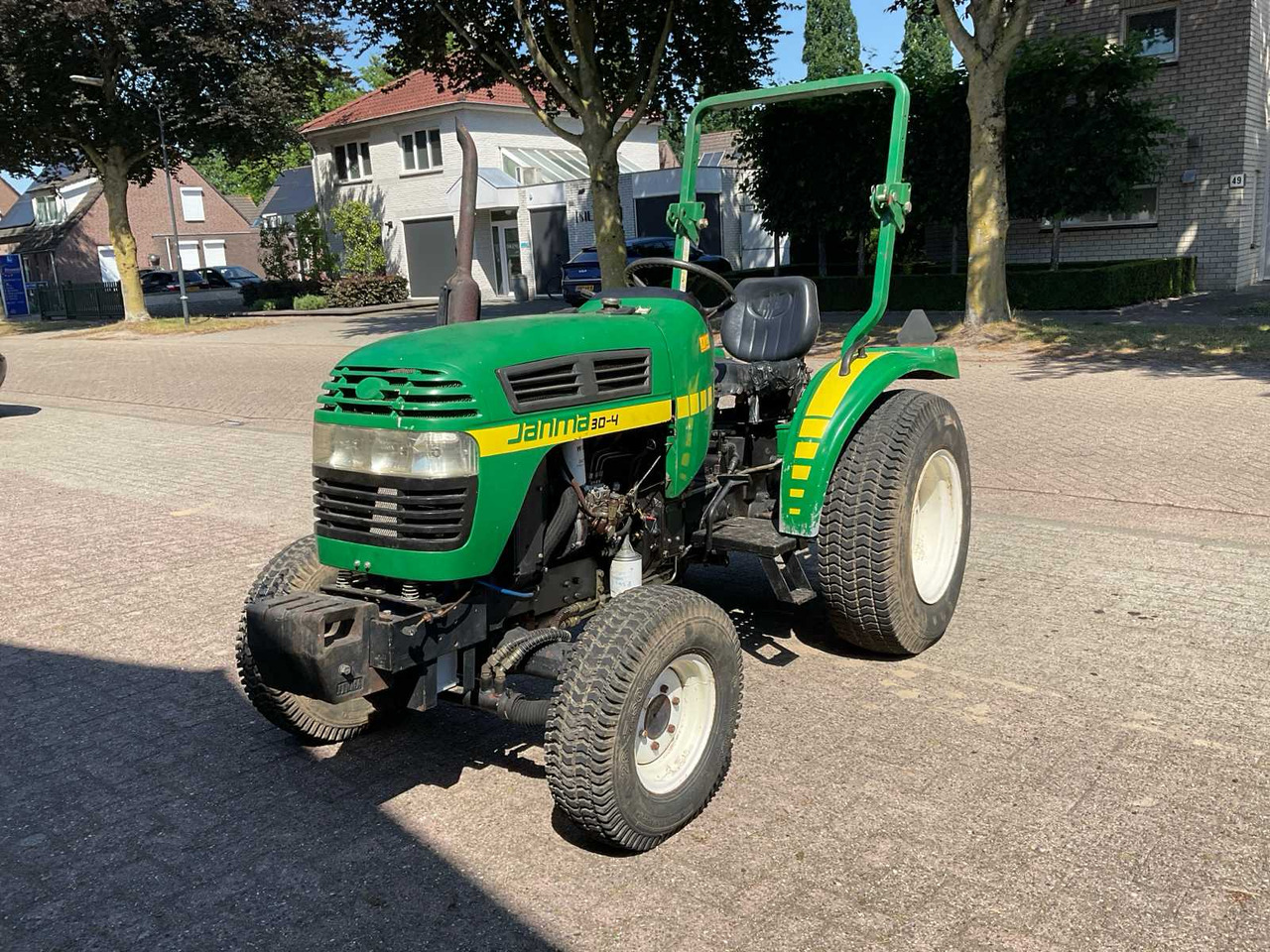 Yanma 30-4 - Compact tractor: picture 1 Yanma 30-4 - Compact tractor: picture 1