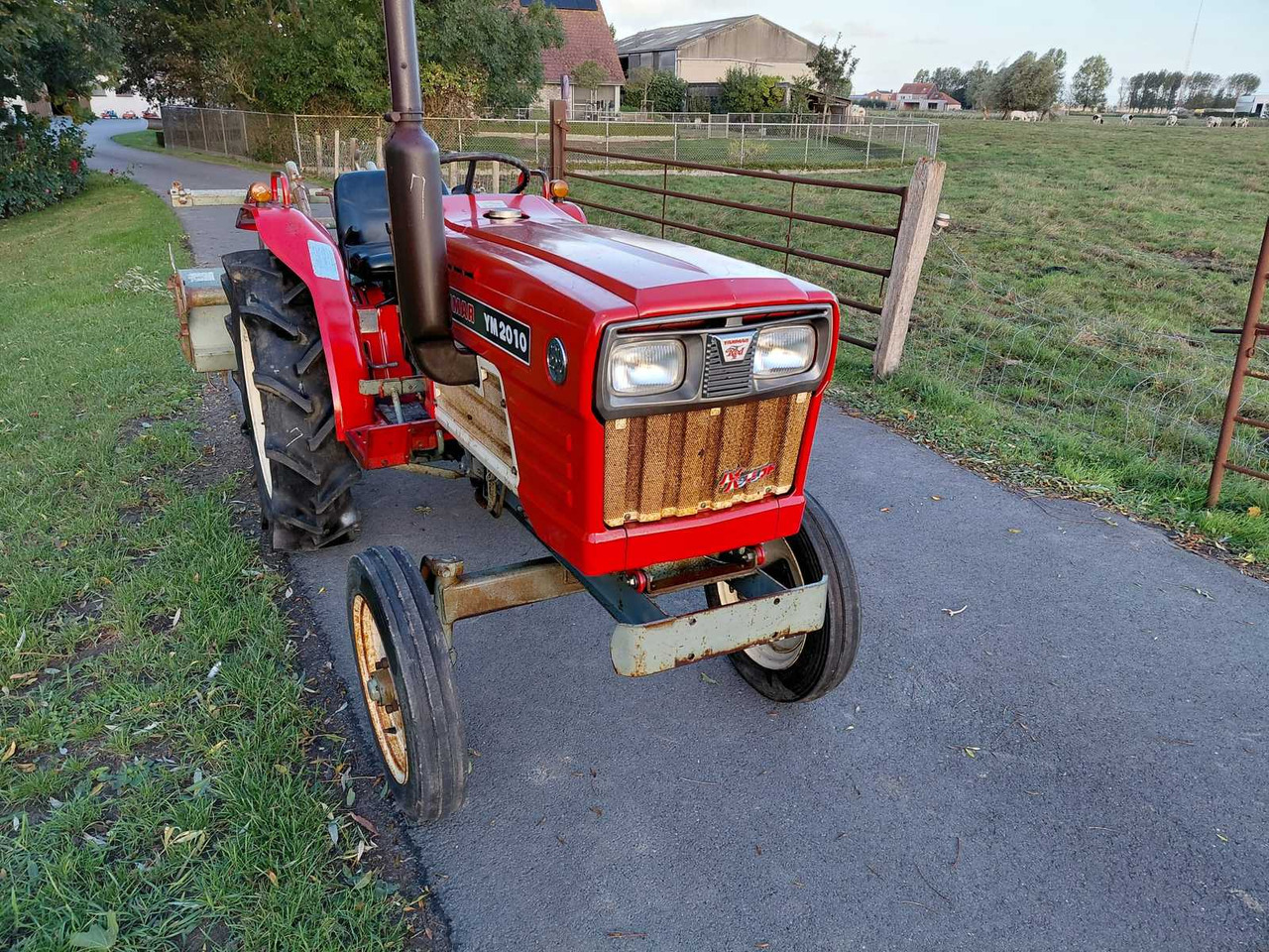 Yanmar YM2010 - Compact tractor: picture 2 Yanmar YM2010 - Compact tractor: picture 2