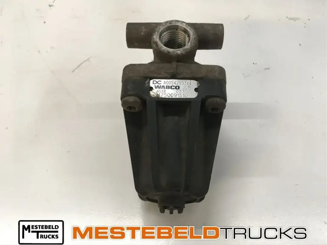Mercedes-Benz Relaisventiel MP4 - Brake parts for Truck: picture 1 Mercedes-Benz Relaisventiel MP4 - Brake parts for Truck: picture 1