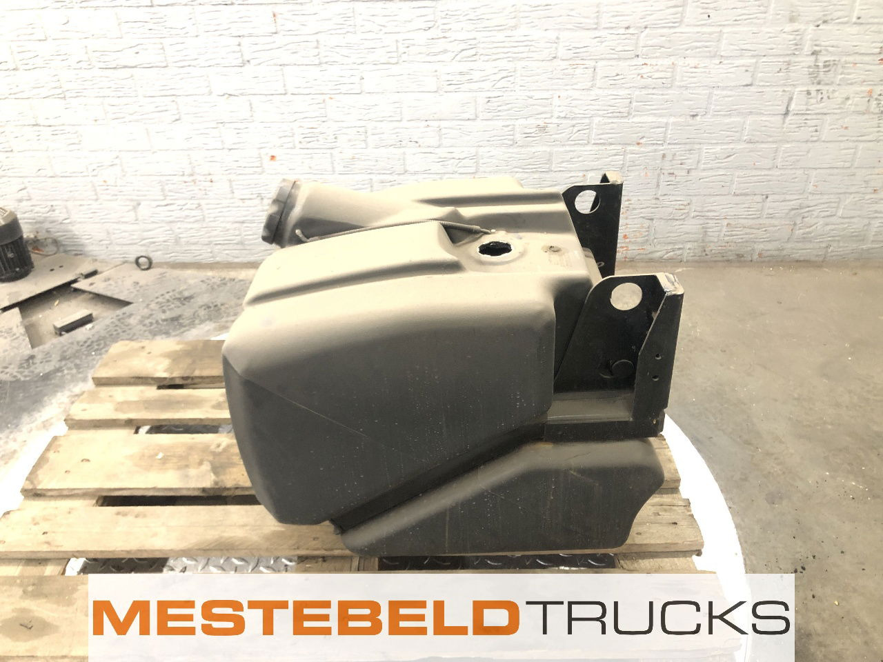 Renault Brandstoftank kunststof 125 liter Midlum - Fuel system for Truck: picture 1 Renault Brandstoftank kunststof 125 liter Midlum - Fuel system for Truck: picture 1