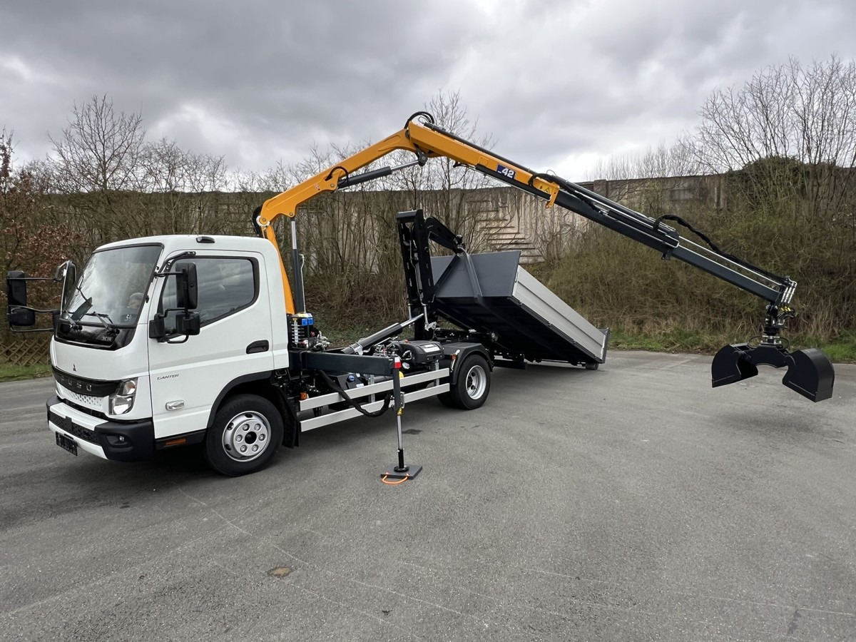 FUSO FUSO 9C18 City Abrollkipper + Ladekran m.Greifer - Hook lift truck, Crane truck: picture 1 FUSO FUSO 9C18 City Abrollkipper + Ladekran m.Greifer - Hook lift truck, Crane truck: picture 1