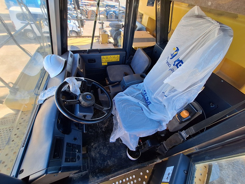 Rigid dumper/ Rock truck KOMATSU HD605-7EO: picture 6