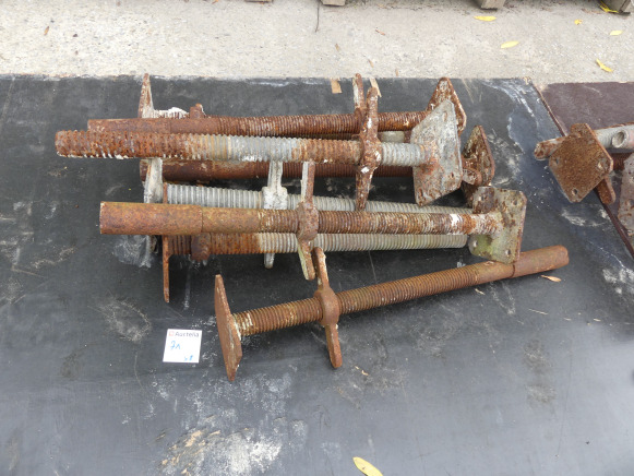 8 Pieds pour échafaudage - Construction equipment: picture 1 8 Pieds pour échafaudage - Construction equipment: picture 1