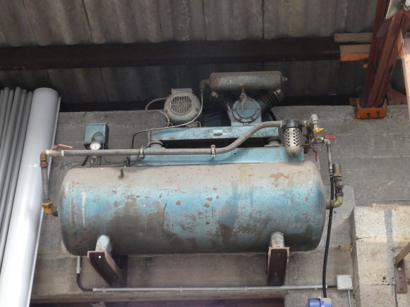 Compresseur 300 litres (vintage) marque et modèle illisible - Air compressor: picture 3 Compresseur 300 litres (vintage) marque et modèle illisible - Air compressor: picture 3
