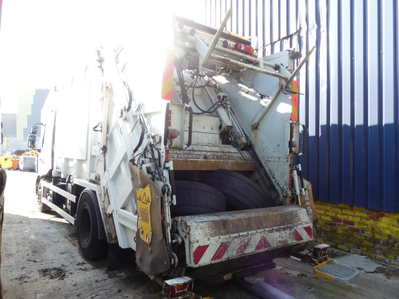 REF:1387 - Camion poubelle Renault Midlum 270DXI (2011-189.728 km) - Garbage truck: picture 4 REF:1387 - Camion poubelle Renault Midlum 270DXI (2011-189.728 km) - Garbage truck: picture 4