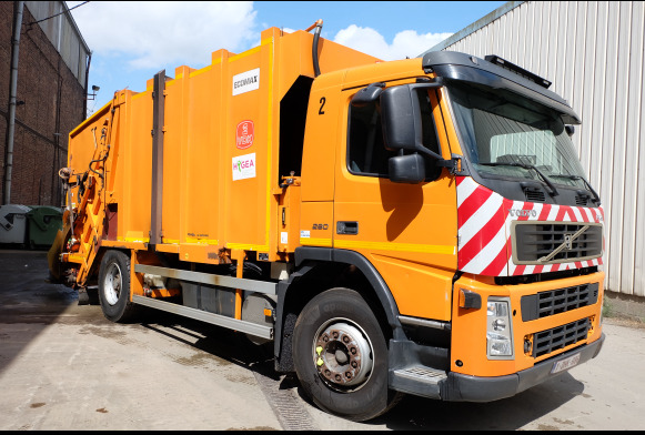 REF : 2 - Camion Poubelle VOLVO FM/FH - Garbage truck: picture 3 REF : 2 - Camion Poubelle VOLVO FM/FH - Garbage truck: picture 3