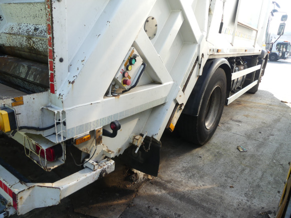 REF:8490 - Camion poubelle Renault Access (2014-236.794 km) - Garbage truck: picture 4 REF:8490 - Camion poubelle Renault Access (2014-236.794 km) - Garbage truck: picture 4