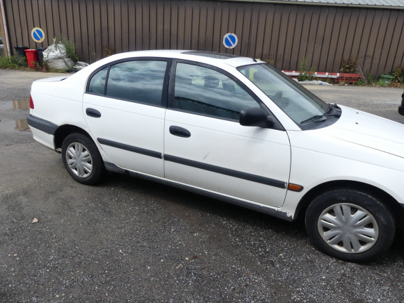 REF:DBB024 - Voiture Toyota Avensis (1998-172.549 km) - SUV: picture 4 REF:DBB024 - Voiture Toyota Avensis (1998-172.549 km) - SUV: picture 4