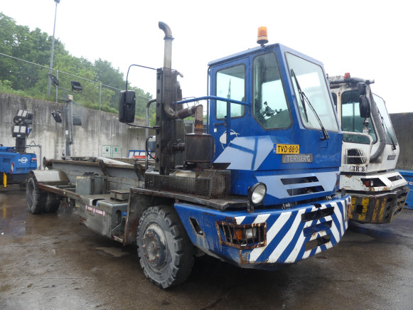 REF:TVD-88-D - Camion porte container Terberg YT180 (2002-21.500 km) - Container transporter/ Swap body truck: picture 2 REF:TVD-88-D - Camion porte container Terberg YT180 (2002-21.500 km) - Container transporter/ Swap body truck: picture 2
