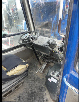 REF:TVD-88-D - Camion porte container Terberg YT180 (2002-21.500 km) - Container transporter/ Swap body truck: picture 5 REF:TVD-88-D - Camion porte container Terberg YT180 (2002-21.500 km) - Container transporter/ Swap body truck: picture 5