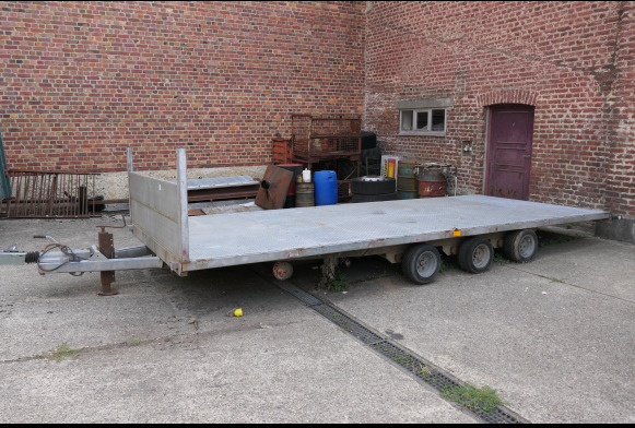 Remorque plateau triple essieu surbaissée Costo 3 x 35 (2002-VIN:YA9742139YC143150) - Dropside/ Flatbed trailer: picture 3 Remorque plateau triple essieu surbaissée Costo 3 x 35 (2002-VIN:YA9742139YC143150) - Dropside/ Flatbed trailer: picture 3