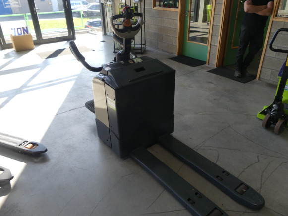 Transpalette accompagnant porté debout Crown WT3020 - Pallet truck: picture 4 Transpalette accompagnant porté debout Crown WT3020 - Pallet truck: picture 4