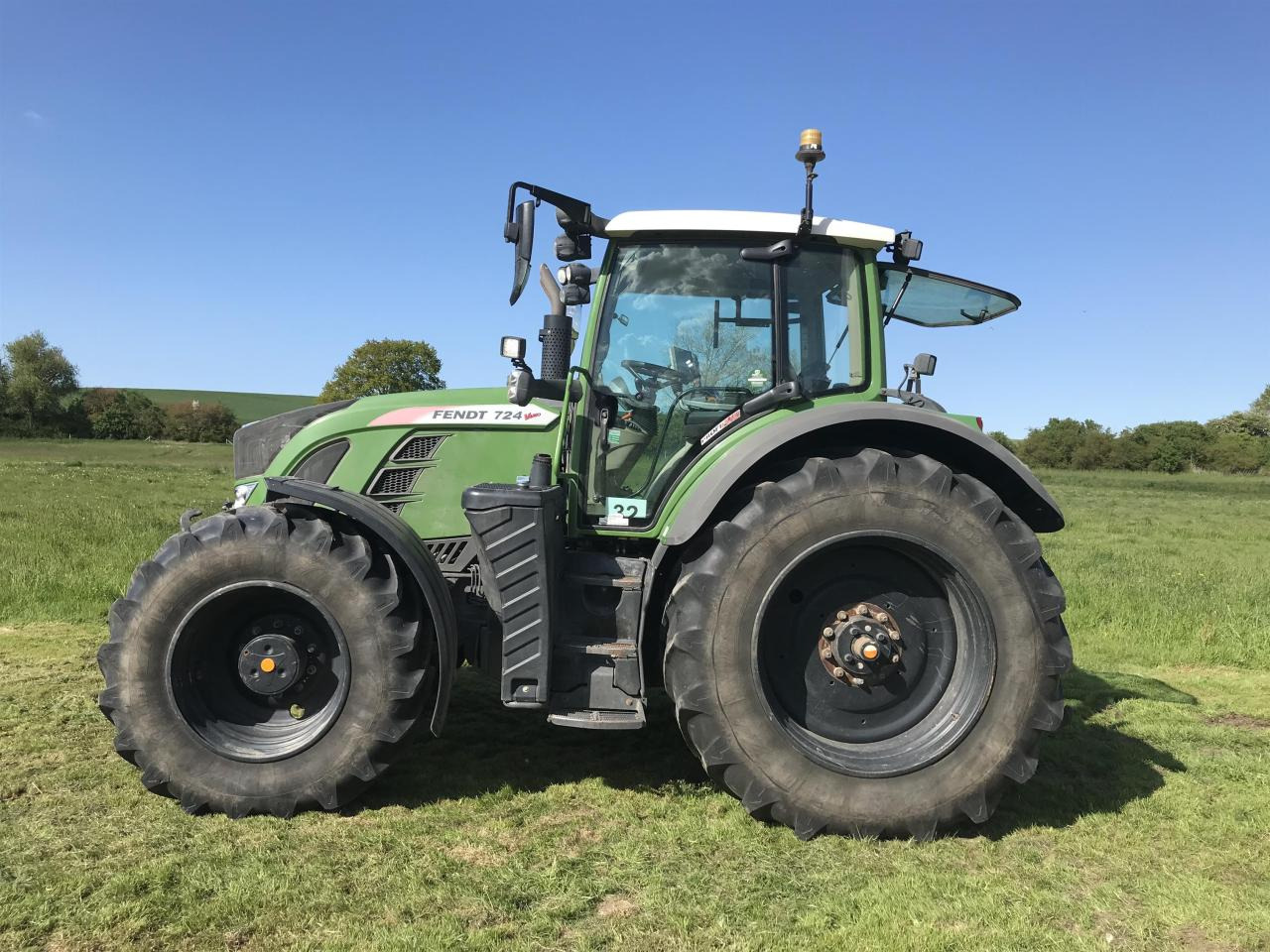 Fendt 724 Vario - Farm tractor: picture 1 Fendt 724 Vario - Farm tractor: picture 1