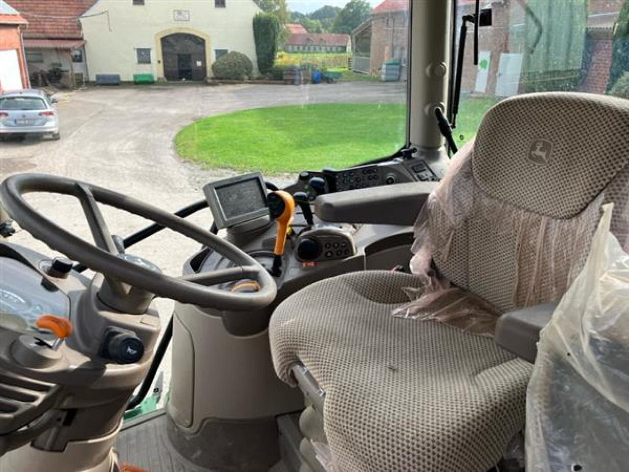 John Deere 6130R - Farm tractor: picture 5 John Deere 6130R - Farm tractor: picture 5