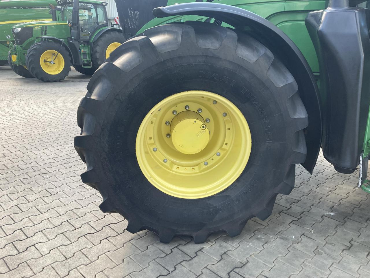 John Deere 6170R - Farm tractor: picture 3 John Deere 6170R - Farm tractor: picture 3