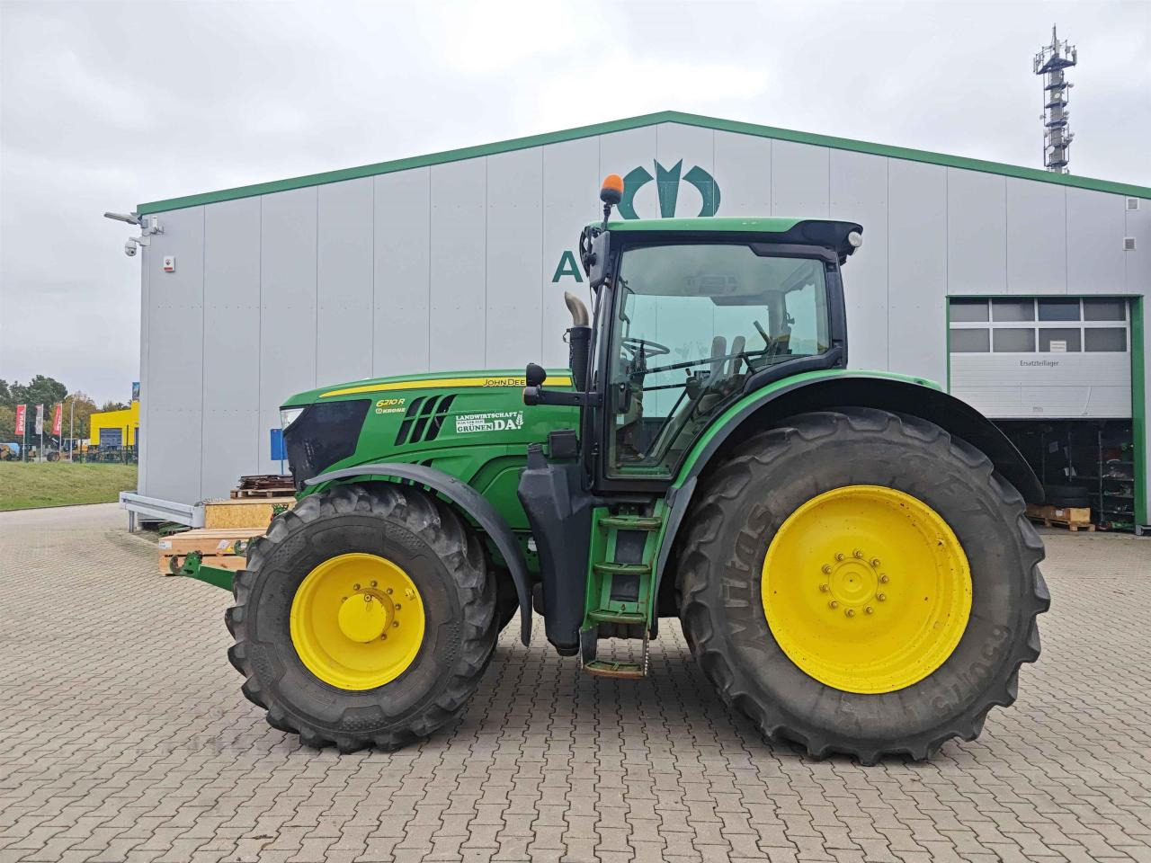 John Deere 6210R - Farm tractor: picture 2 John Deere 6210R - Farm tractor: picture 2