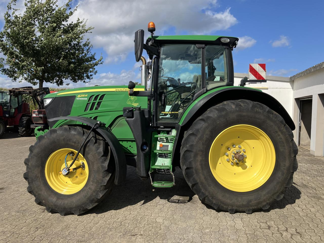 John Deere 6215R - Farm tractor: picture 2 John Deere 6215R - Farm tractor: picture 2