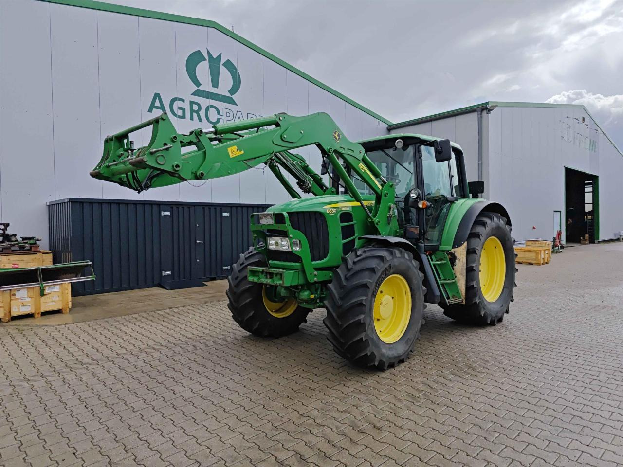 John Deere 6630 PREMIUM - Farm tractor: picture 1 John Deere 6630 PREMIUM - Farm tractor: picture 1