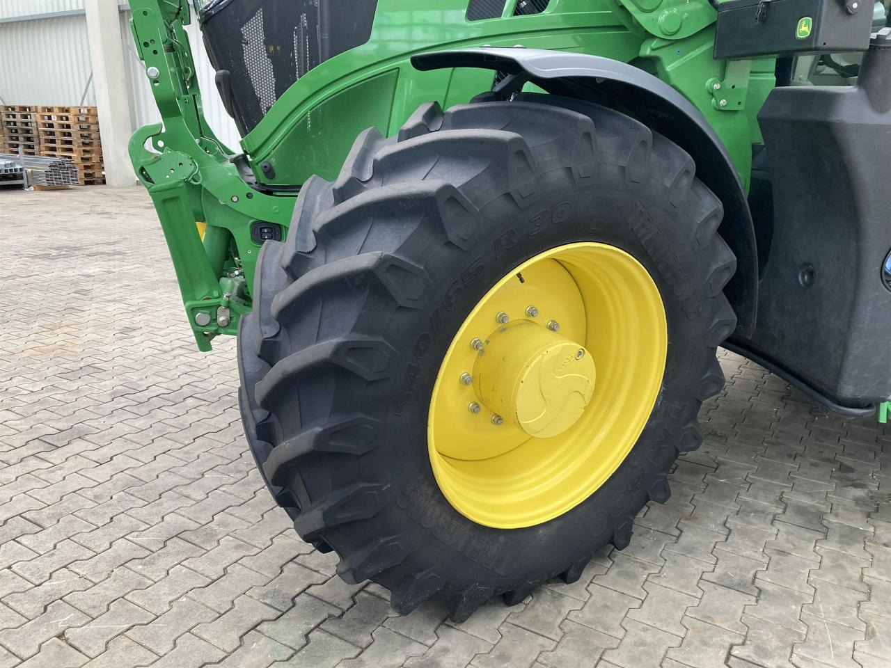 John Deere 6R 155 - Farm tractor: picture 2 John Deere 6R 155 - Farm tractor: picture 2