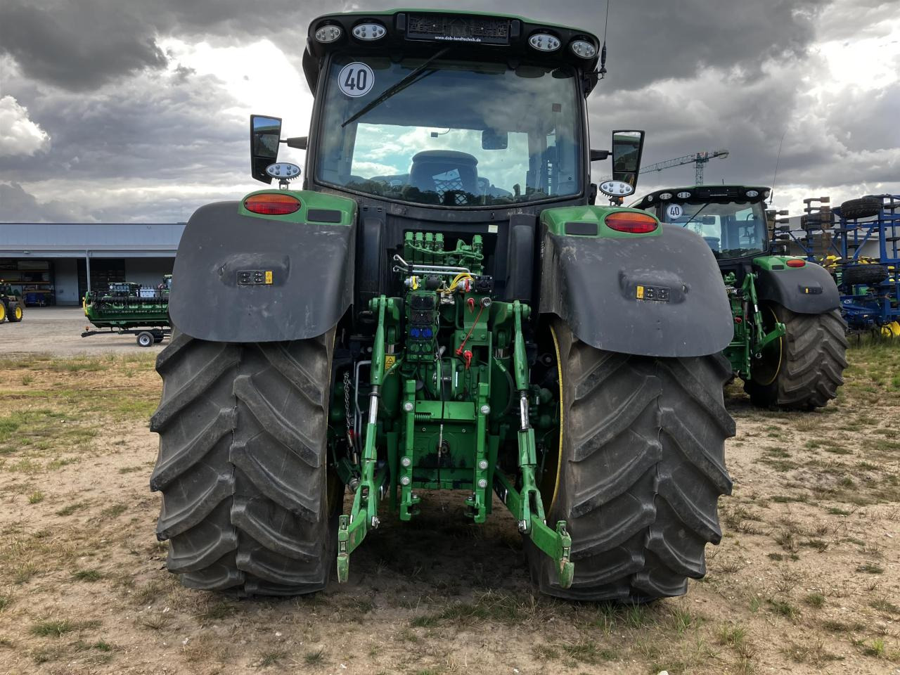 John Deere 6R 185 - Farm tractor: picture 4 John Deere 6R 185 - Farm tractor: picture 4