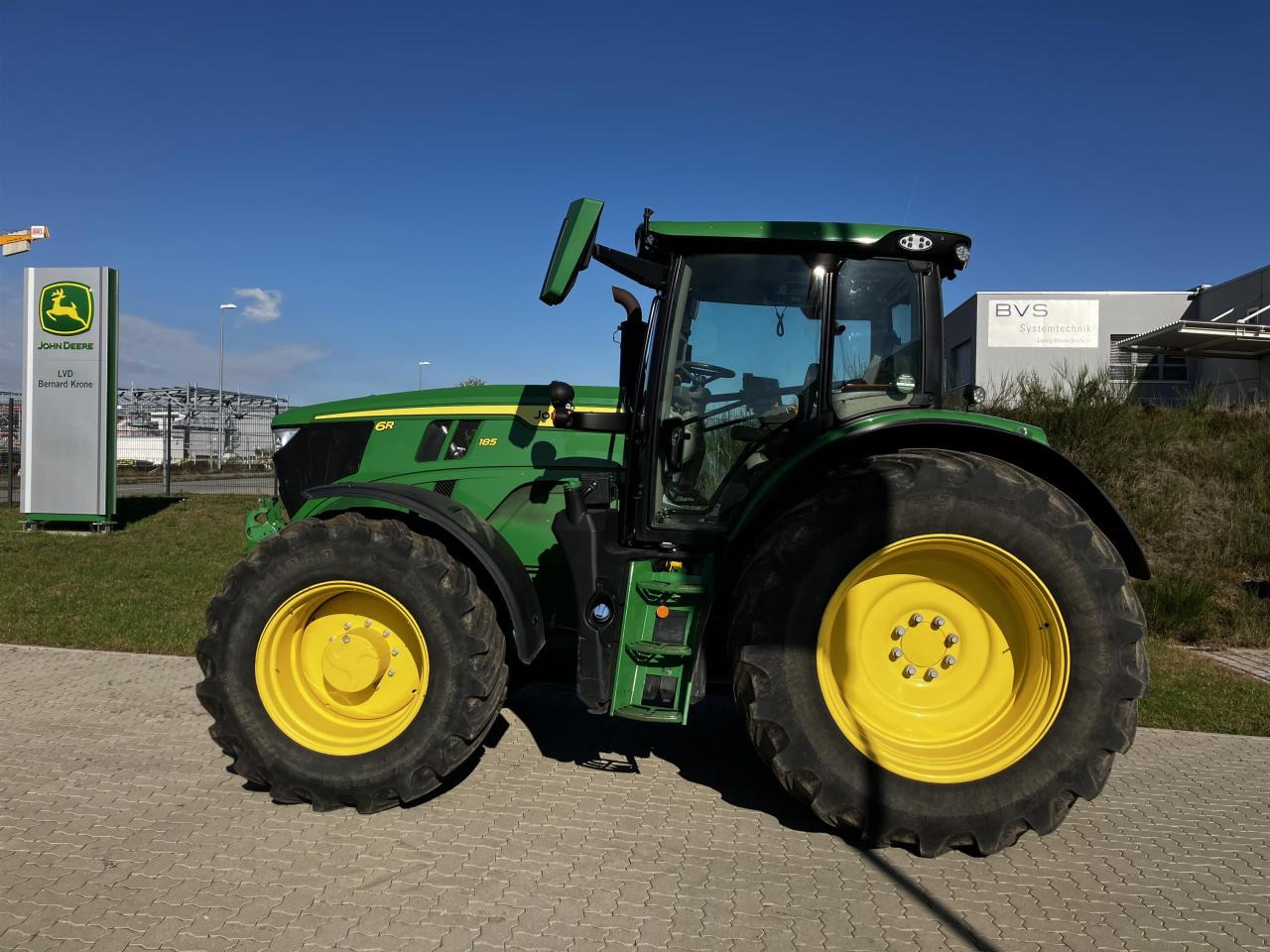 John Deere 6R 185 - Farm tractor: picture 1 John Deere 6R 185 - Farm tractor: picture 1