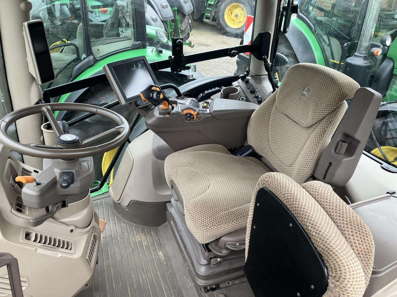 John Deere 6R 215 - Farm tractor: picture 5 John Deere 6R 215 - Farm tractor: picture 5