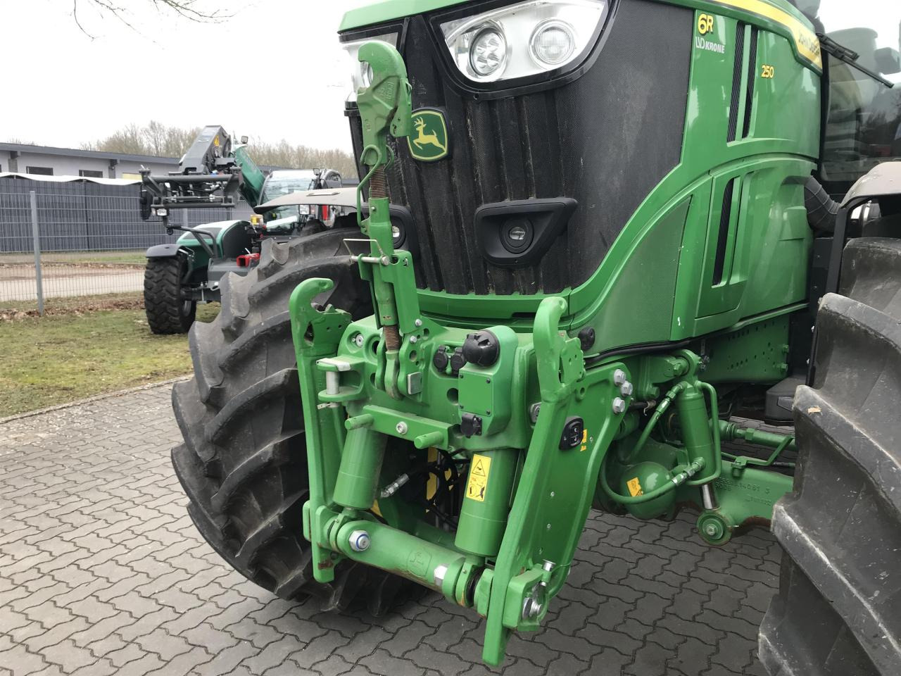 John Deere 6R 250 - Farm tractor: picture 4 John Deere 6R 250 - Farm tractor: picture 4