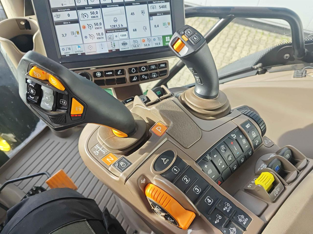 Farm tractor John Deere 6R 250: picture 10