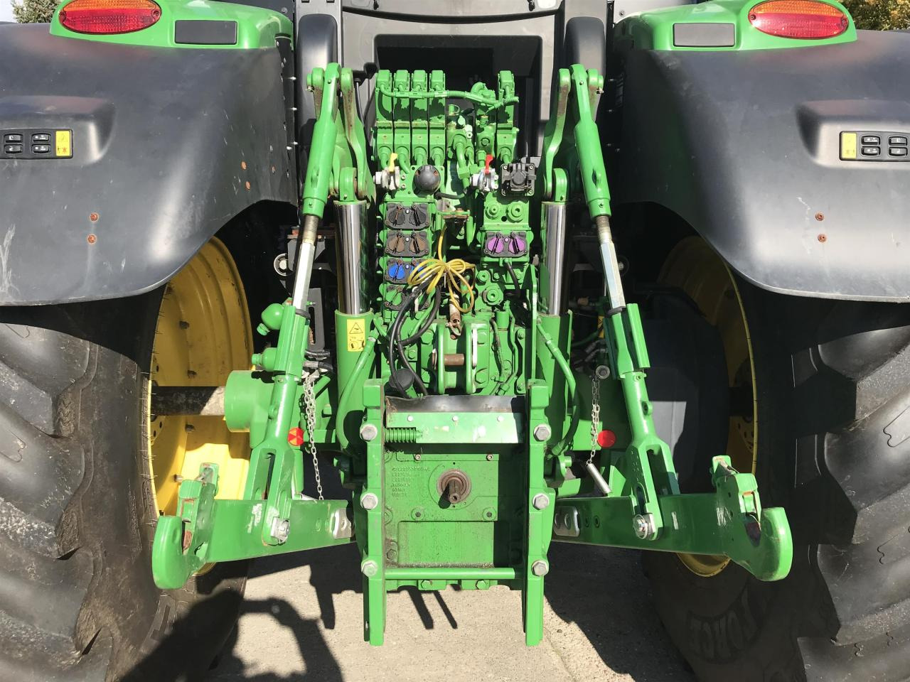 John Deere 6R 250 - Farm tractor: picture 5 John Deere 6R 250 - Farm tractor: picture 5