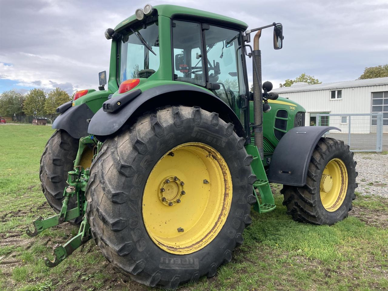 John Deere 7430 - Farm tractor: picture 5 John Deere 7430 - Farm tractor: picture 5